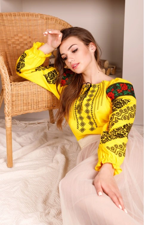 жовта вишиванка